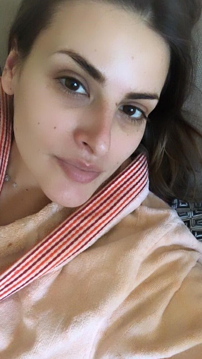 20P Belleza amateur muestra sus grandes tetas y su culo caliente y posa frente al espejo