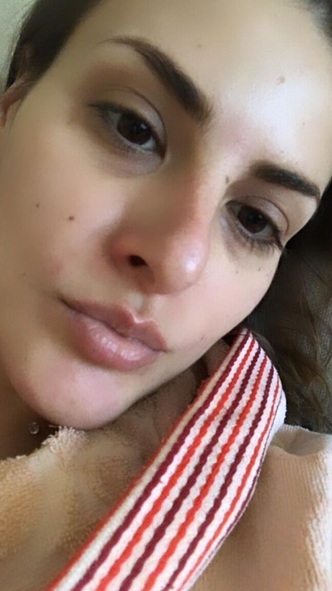 20P Belleza amateur muestra sus grandes tetas y su culo caliente y posa frente al espejo