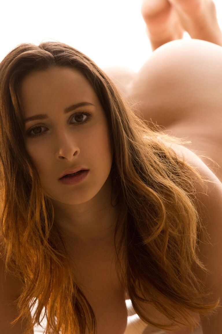 21P La glamorosa Ashley Adams muestra sus grandes tetas