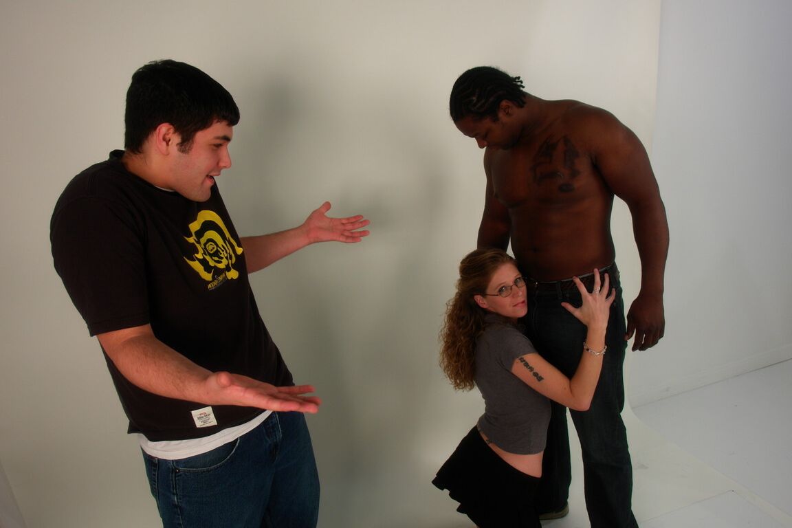 15P Nerdy pornstar trai seu lindo marido com um touro negro em ação IR