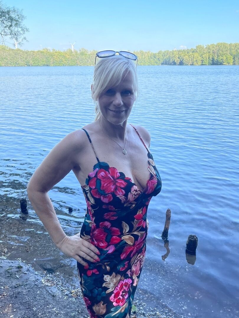 16P ブロンドの女性、Sweet Susi が湖畔の冒険中に露出