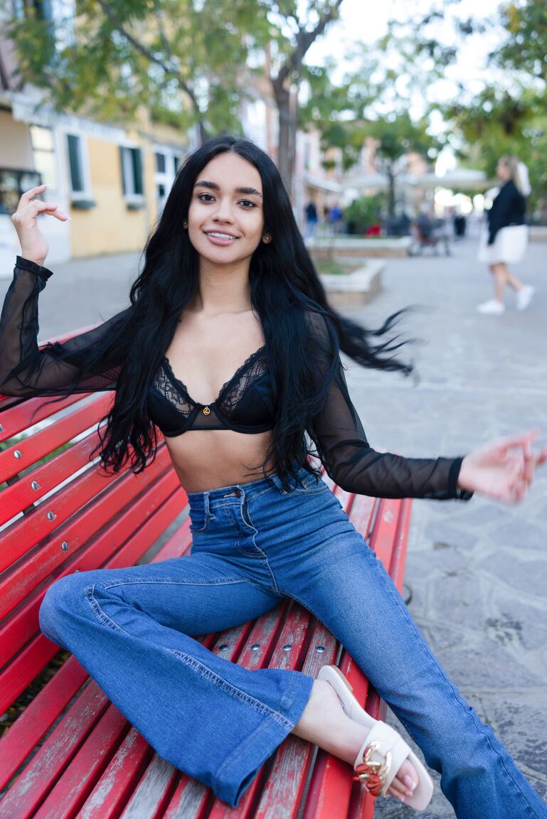 21P A adolescente latina sexy Dulce posa com sutiã de renda, top e calça jeans em público