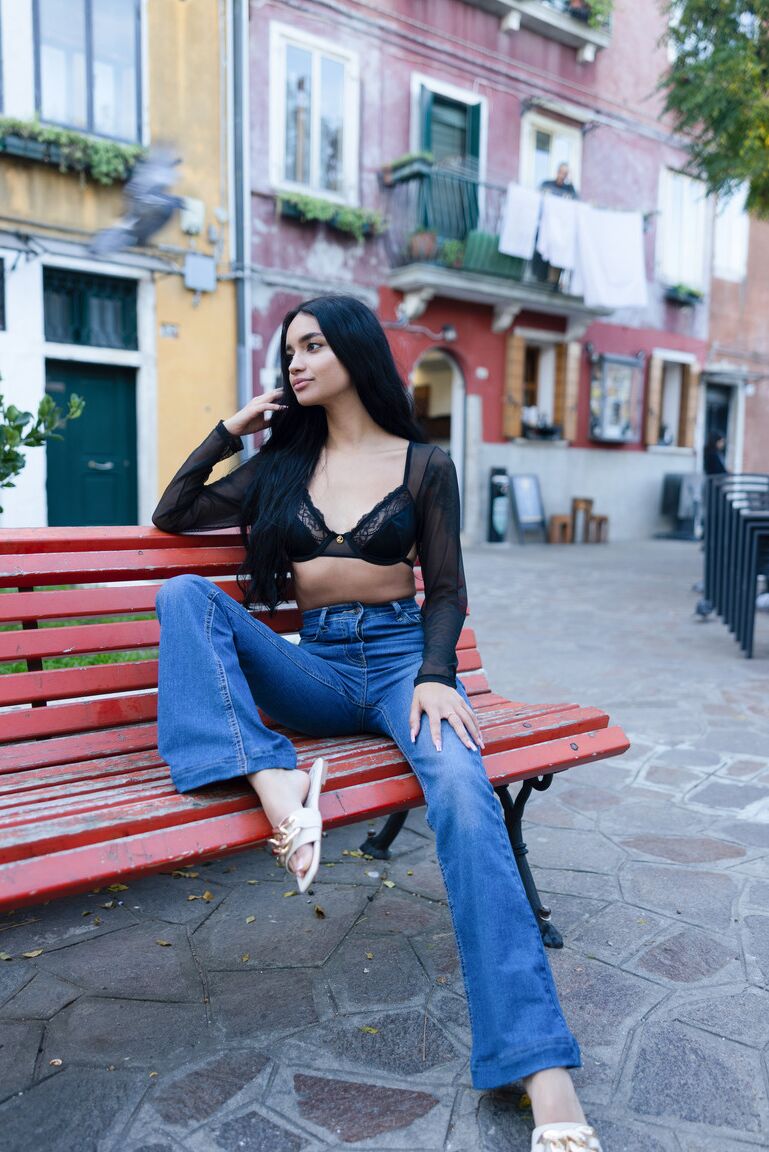 21P A adolescente latina sexy Dulce posa com sutiã de renda, top e calça jeans em público