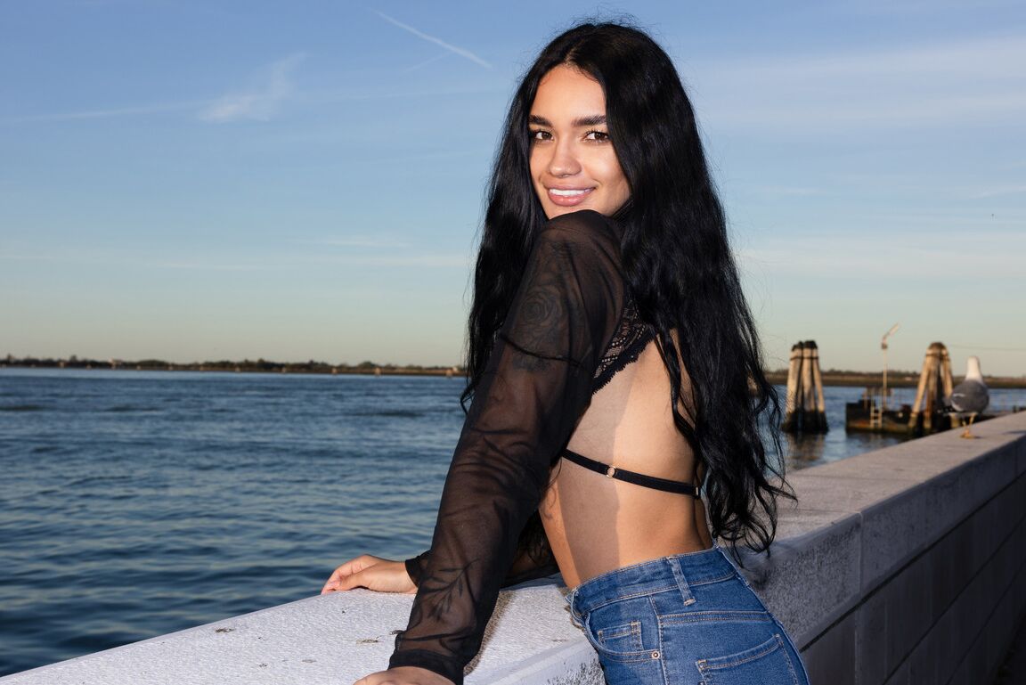 21P A adolescente latina sexy Dulce posa com sutiã de renda, top e calça jeans em público