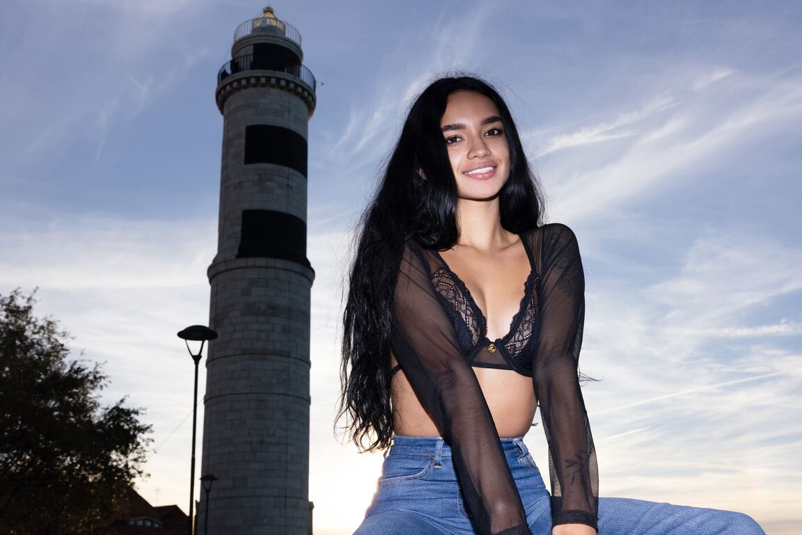 21P A adolescente latina sexy Dulce posa com sutiã de renda, top e calça jeans em público