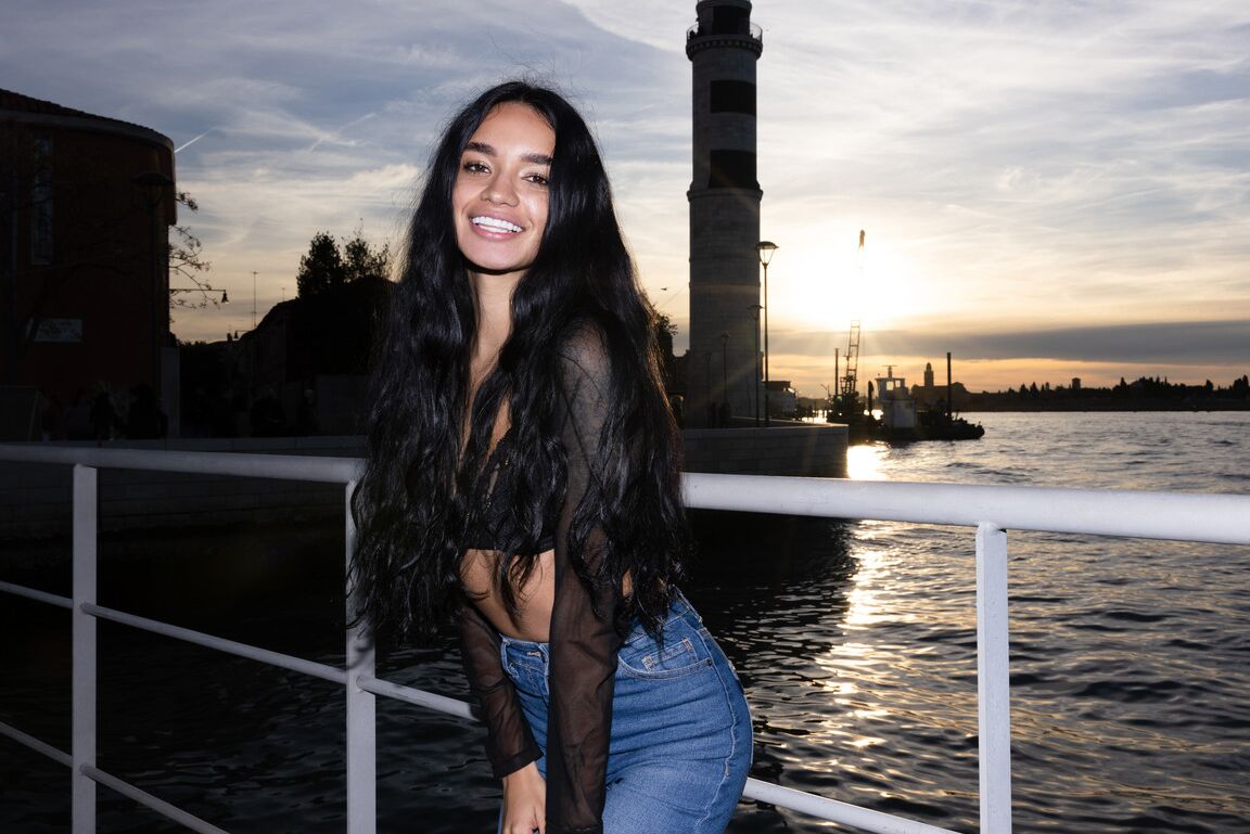21P A adolescente latina sexy Dulce posa com sutiã de renda, top e calça jeans em público
