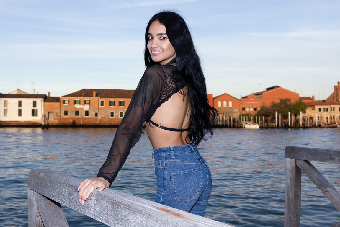 21P A adolescente latina sexy Dulce posa com sutiã de renda, top e calça jeans em público