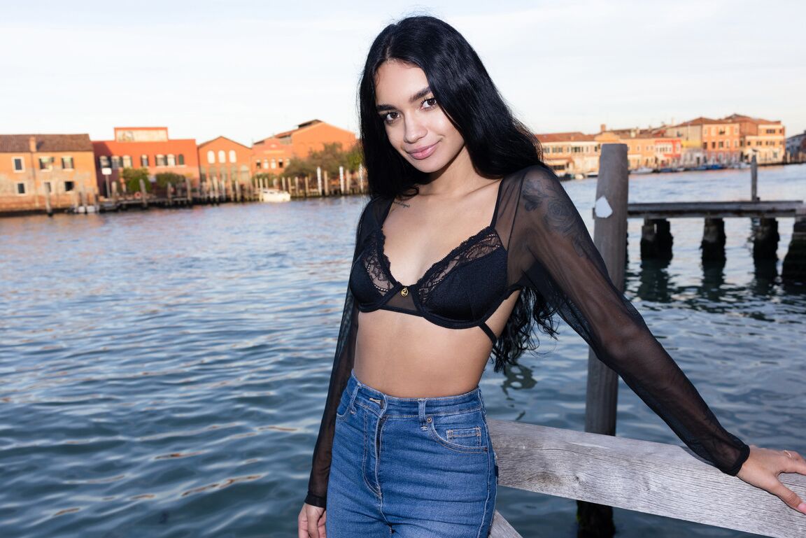 21P A adolescente latina sexy Dulce posa com sutiã de renda, top e calça jeans em público