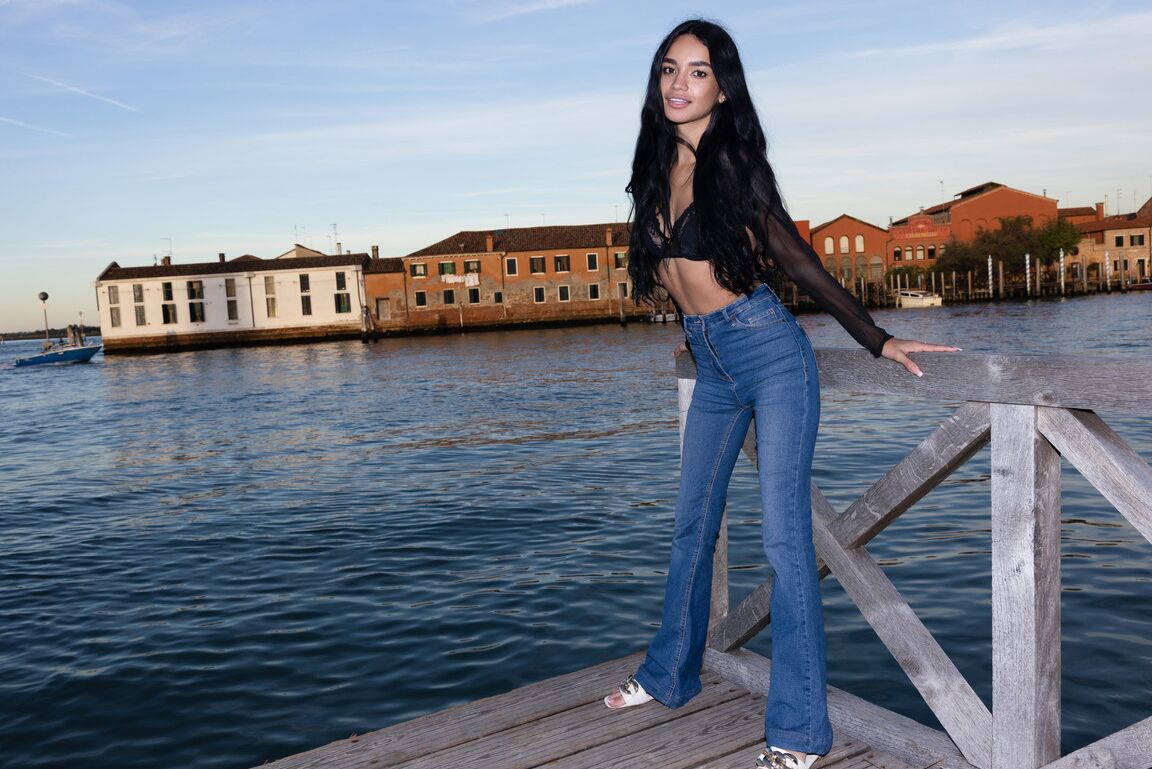 21P A adolescente latina sexy Dulce posa com sutiã de renda, top e calça jeans em público