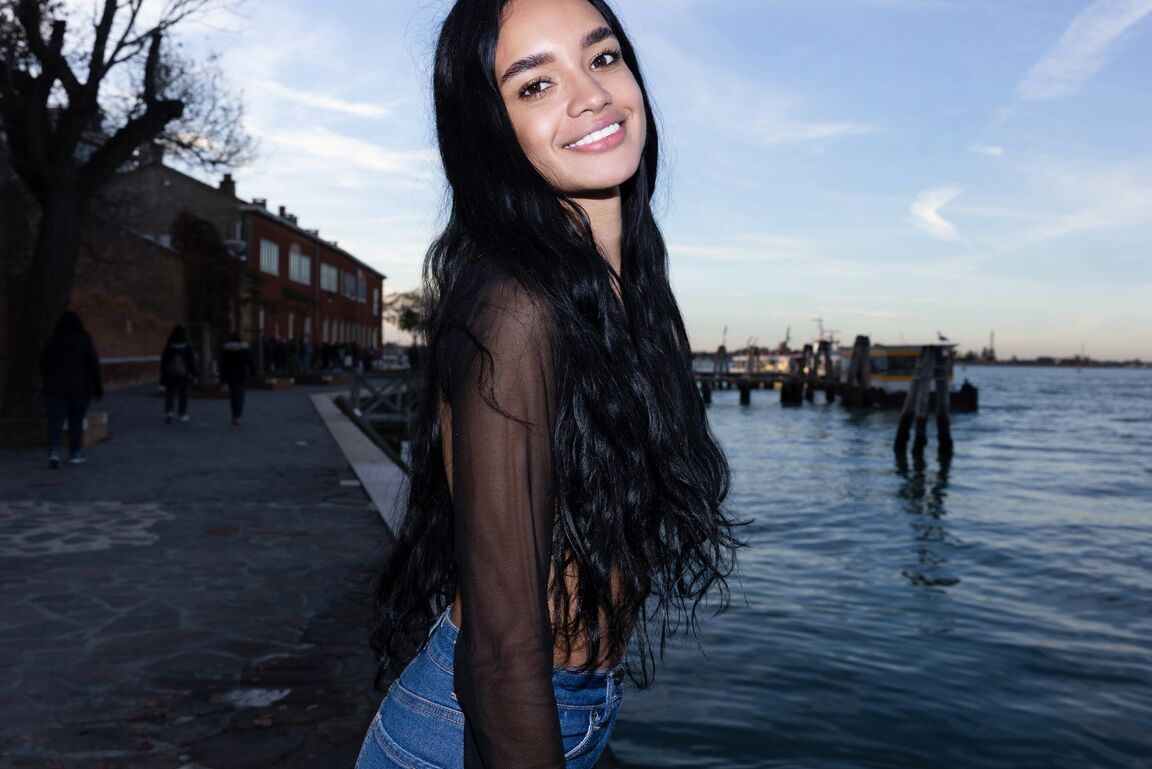 21P A adolescente latina sexy Dulce posa com sutiã de renda, top e calça jeans em público