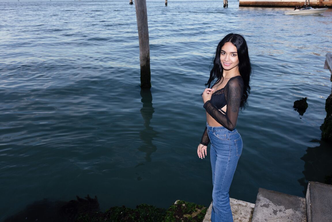 21P A adolescente latina sexy Dulce posa com sutiã de renda, top e calça jeans em público