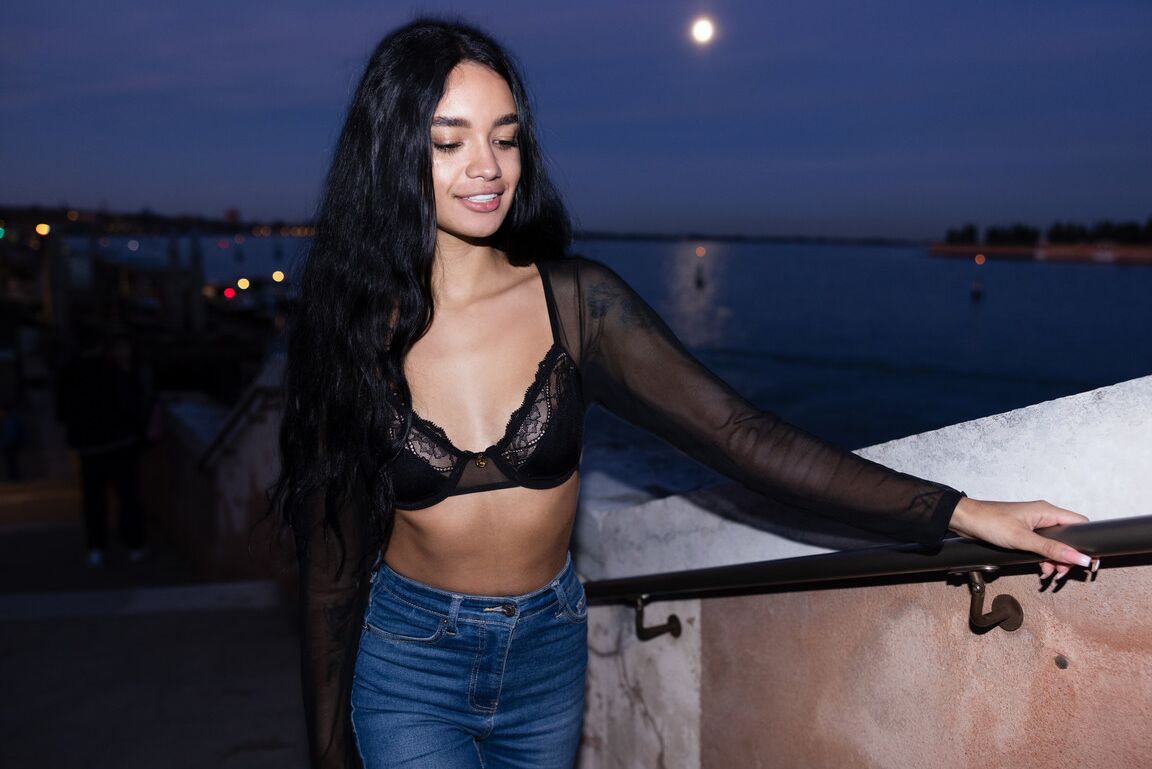 21P A adolescente latina sexy Dulce posa com sutiã de renda, top e calça jeans em público