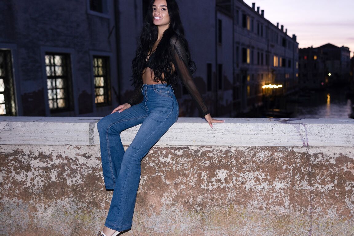 21P A adolescente latina sexy Dulce posa com sutiã de renda, top e calça jeans em público