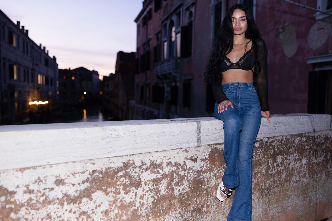21P A adolescente latina sexy Dulce posa com sutiã de renda, top e calça jeans em público