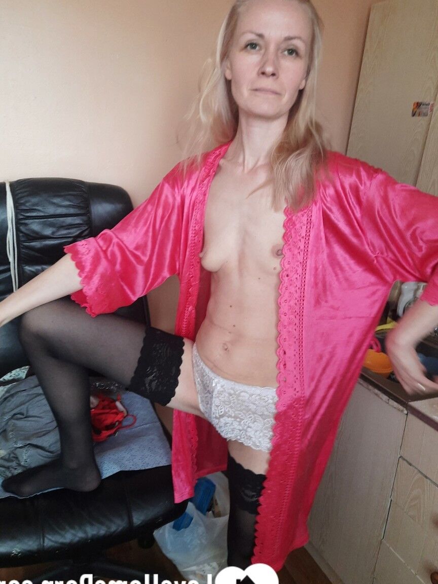 20P Mamá flaca se desnuda hasta quedar con medias de nailon y juega con su coño maduro