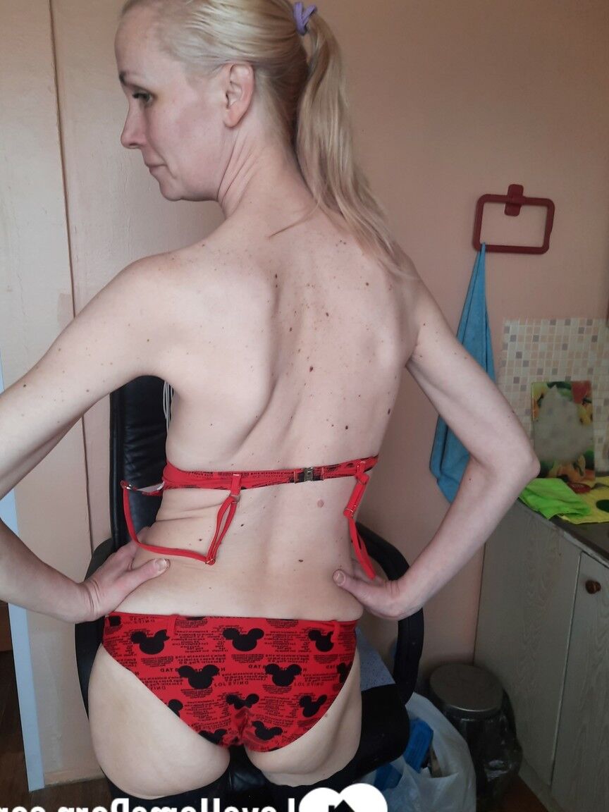 20P Mamá flaca se desnuda hasta quedar con medias de nailon y juega con su coño maduro