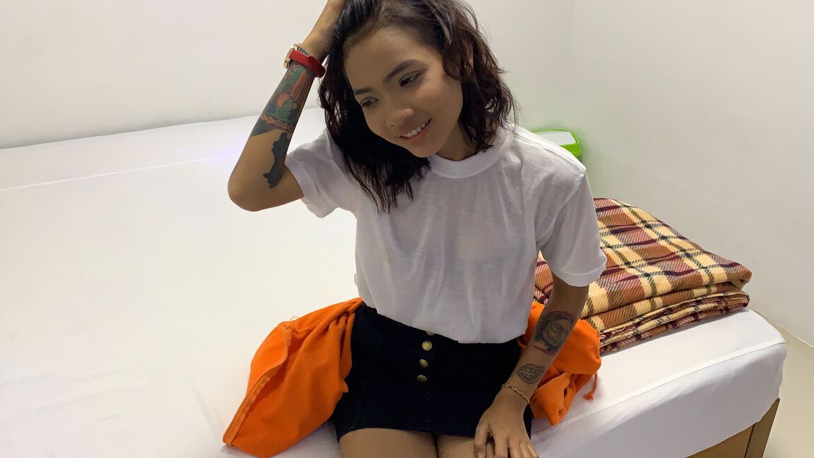 20P A linda vagabunda amadora Emelyn se despindo e expondo seu corpo tatuado em um solo