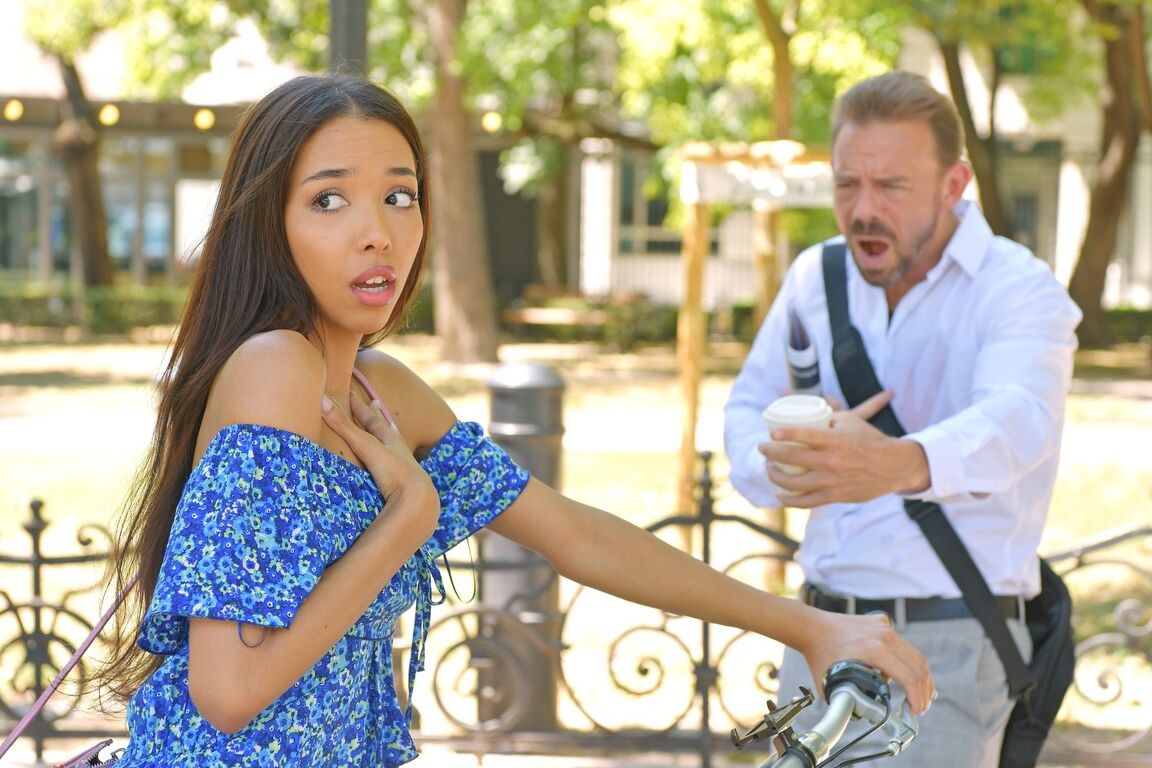 20P Die sexy Teenagerin Lia Lin mit kleinen Titten nimmt einen Schwanz in ihr Arschloch, bevor sie ihn lutscht