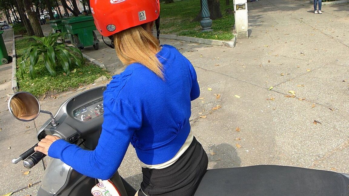21P Petite amadora MILF Trinh dá um BJ e fode sua buceta asiática peluda