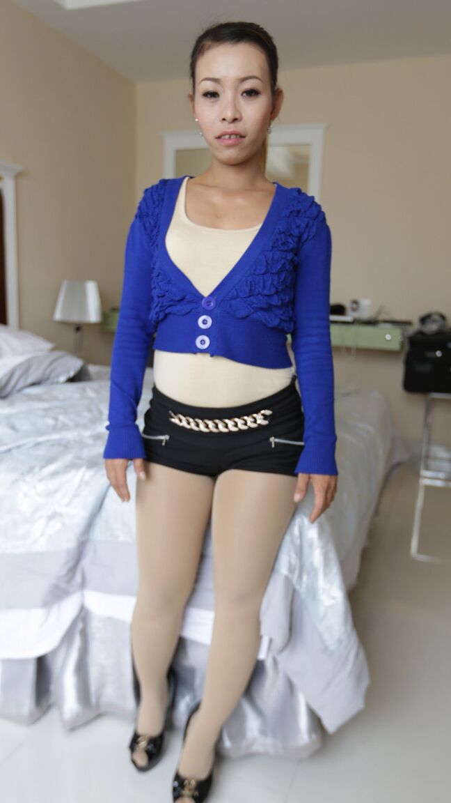 21P Petite amadora MILF Trinh dá um BJ e fode sua buceta asiática peluda