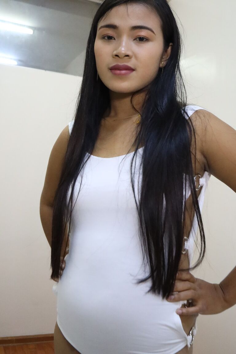 21P A linda gata asiática Vivi gosta de sexo POV estilo cachorrinho depois de dar uma cabeçada