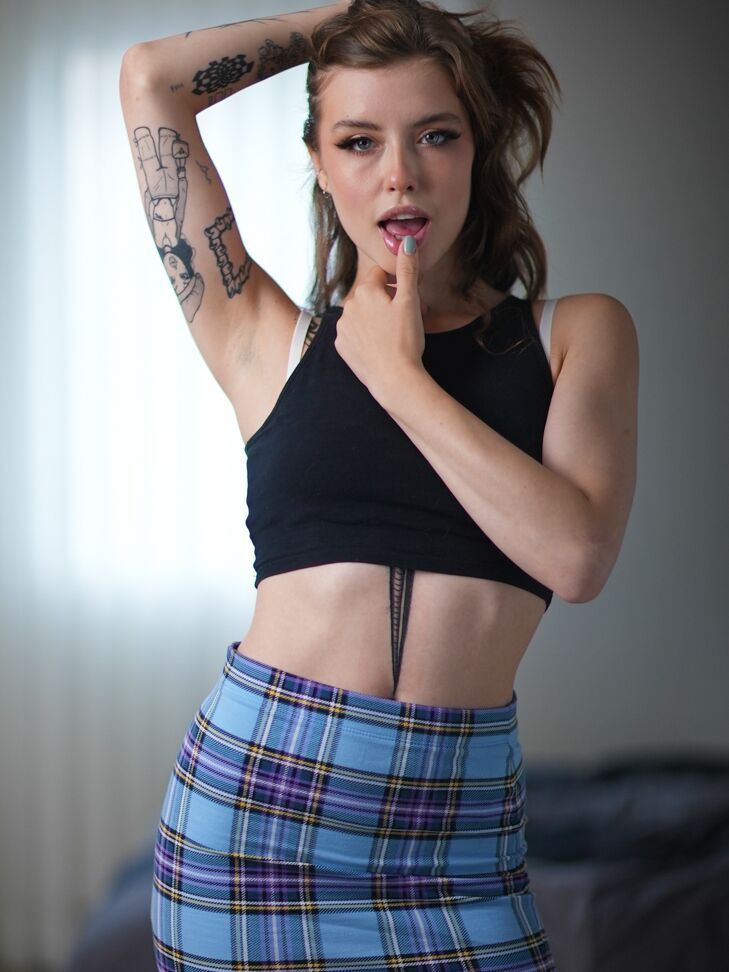 20P As garotas tatuadas Eden Ivy e Veronique Tinkler exibem seus corpos gostosos