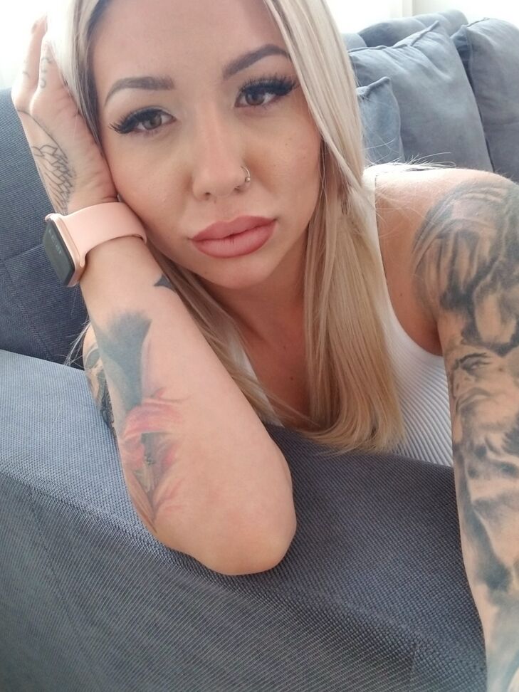 20P As garotas tatuadas Eden Ivy e Veronique Tinkler exibem seus corpos gostosos
