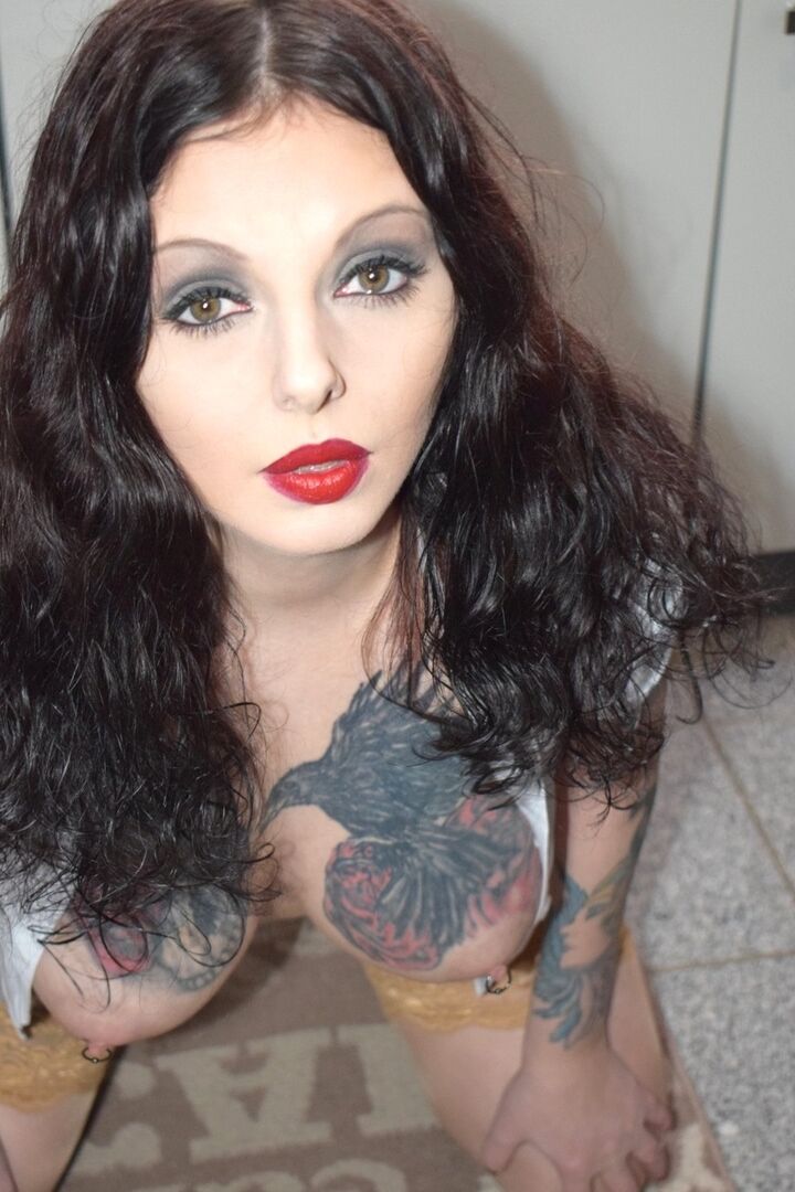 16P La morena tatuada Lucy Ravenblood se masturba con un pepino en la cocina