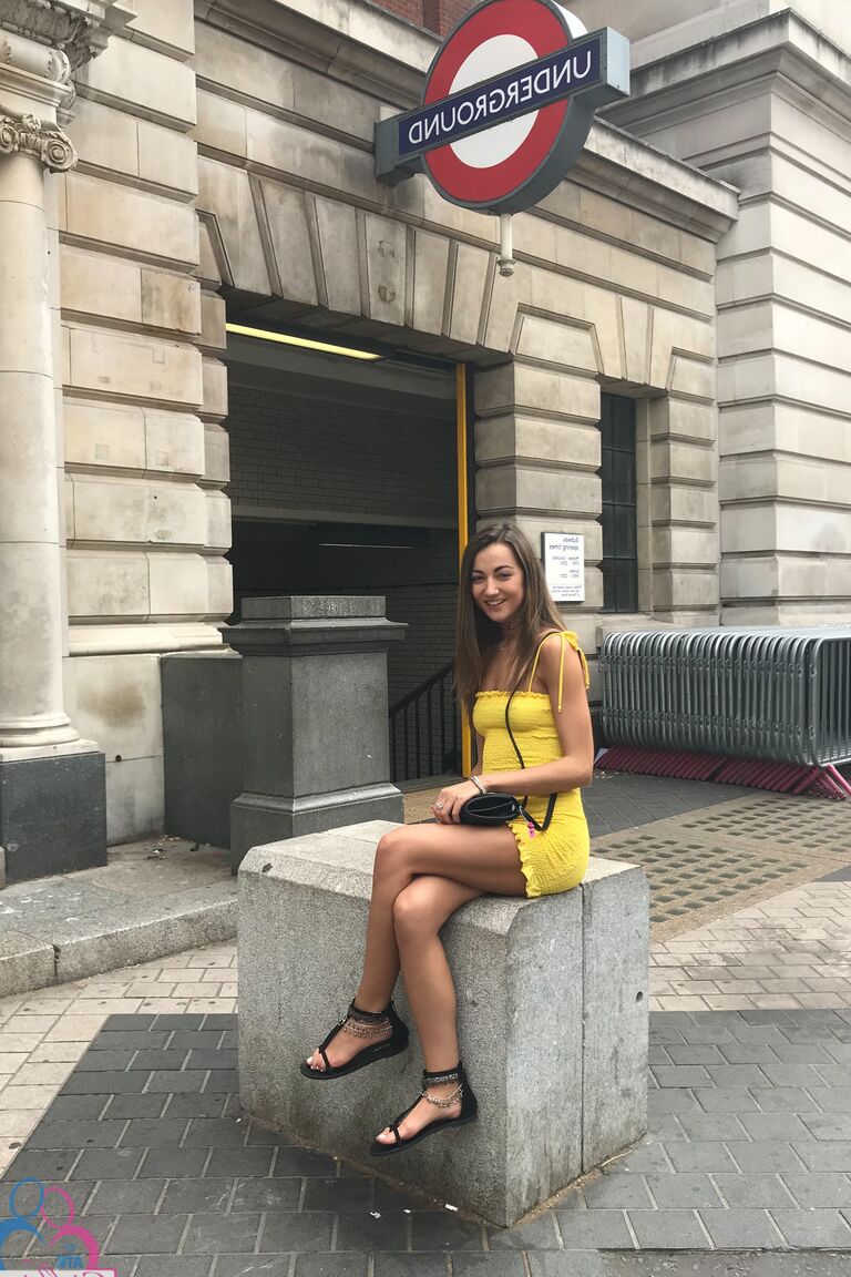21P Slim amateur girlfriend Lily Adams	shows her petite body in a solo