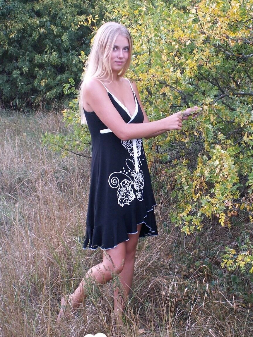 21P Freche Blondine zieht sich nackt aus