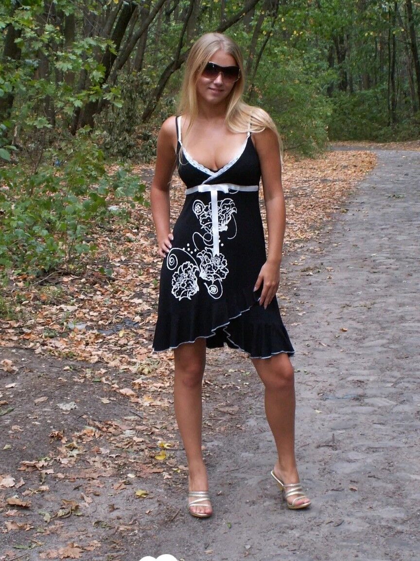 21P Freche Blondine zieht sich nackt aus