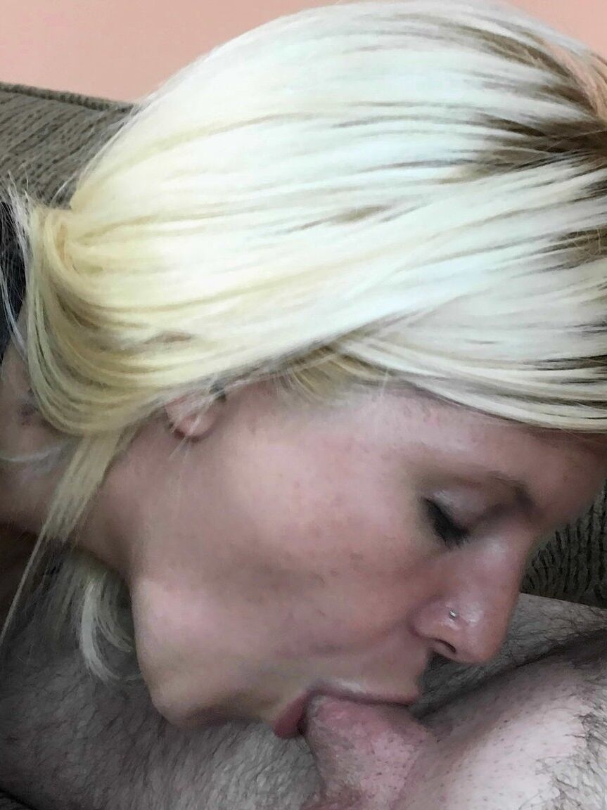 21P A loira Brianna Stars dá um boquete POV excitante enquanto está nua