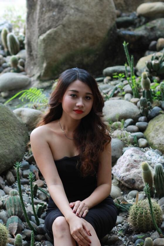 21P Belle fille asiatique montre son petit corps vêtue d'une robe noire sexy