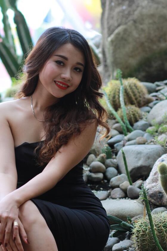 21P Belle fille asiatique montre son petit corps vêtue d'une robe noire sexy