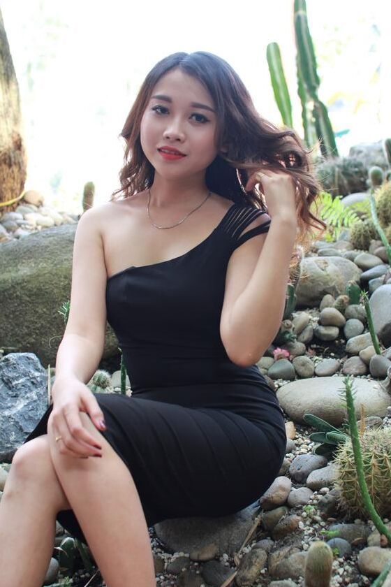 21P Belle fille asiatique montre son petit corps vêtue d'une robe noire sexy