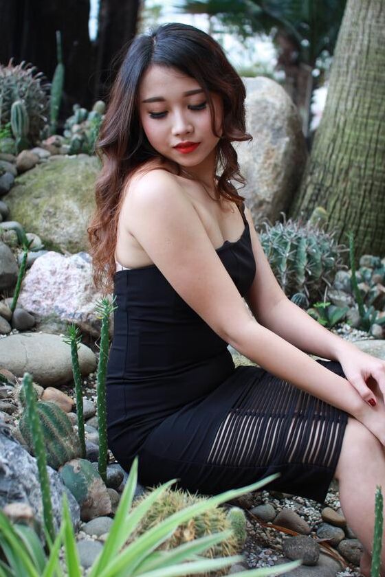 21P Belle fille asiatique montre son petit corps vêtue d'une robe noire sexy