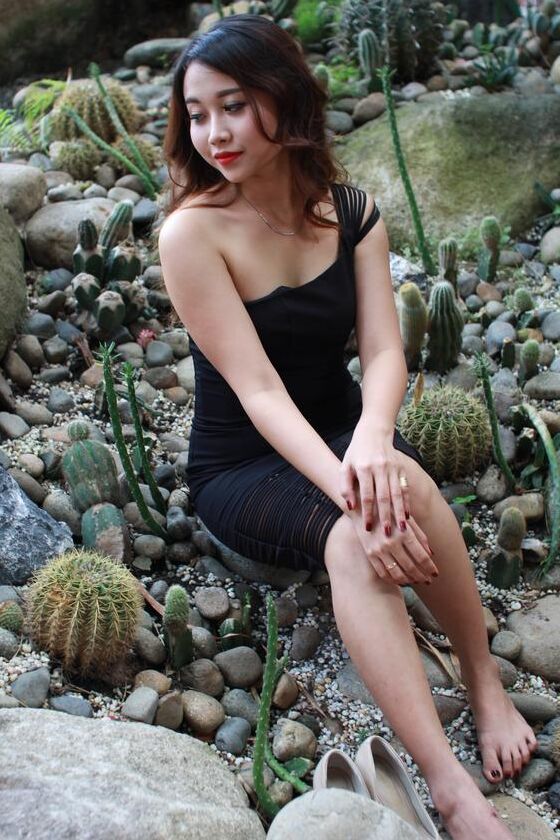 21P Belle fille asiatique montre son petit corps vêtue d'une robe noire sexy