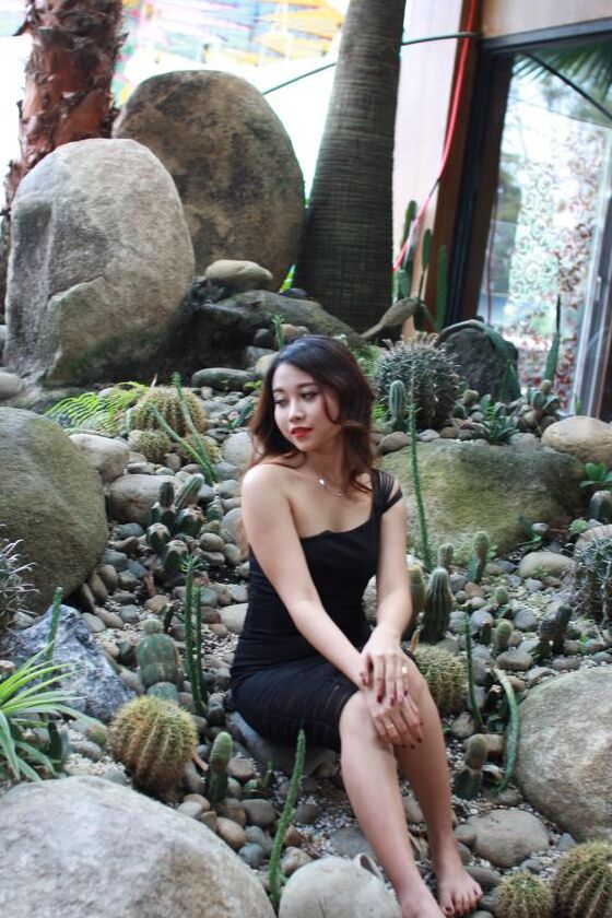 21P Belle fille asiatique montre son petit corps vêtue d'une robe noire sexy