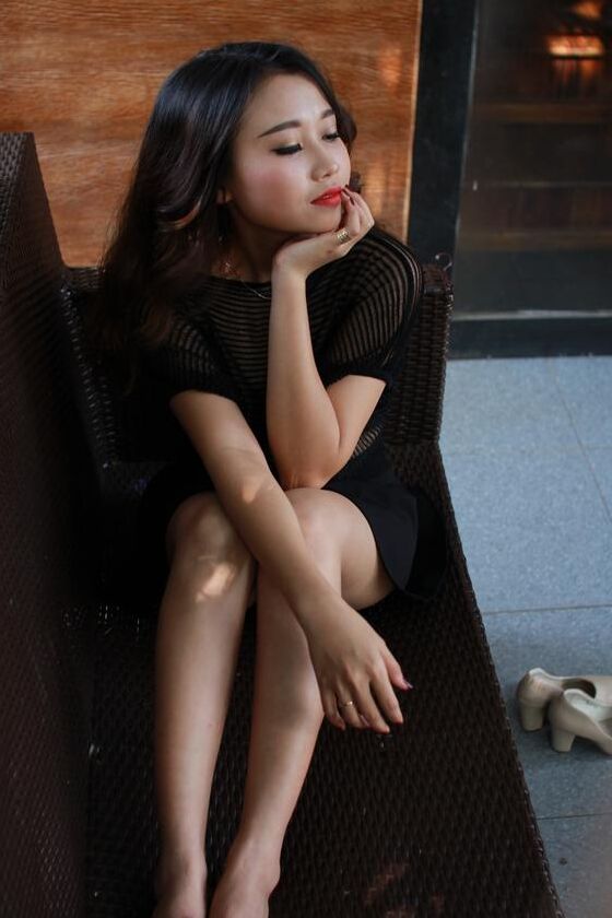 21P Belle fille asiatique montre son petit corps vêtue d'une robe noire sexy