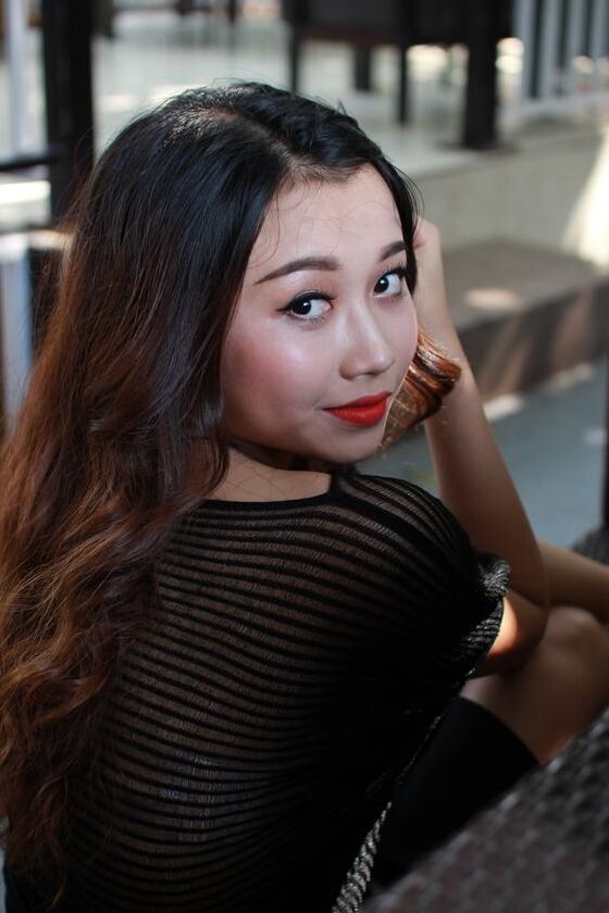 21P Belle fille asiatique montre son petit corps vêtue d'une robe noire sexy