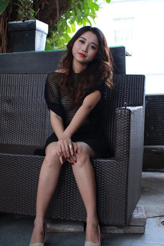21P Belle fille asiatique montre son petit corps vêtue d'une robe noire sexy