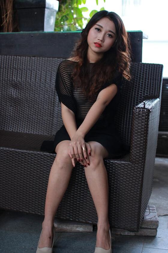 21P Belle fille asiatique montre son petit corps vêtue d'une robe noire sexy