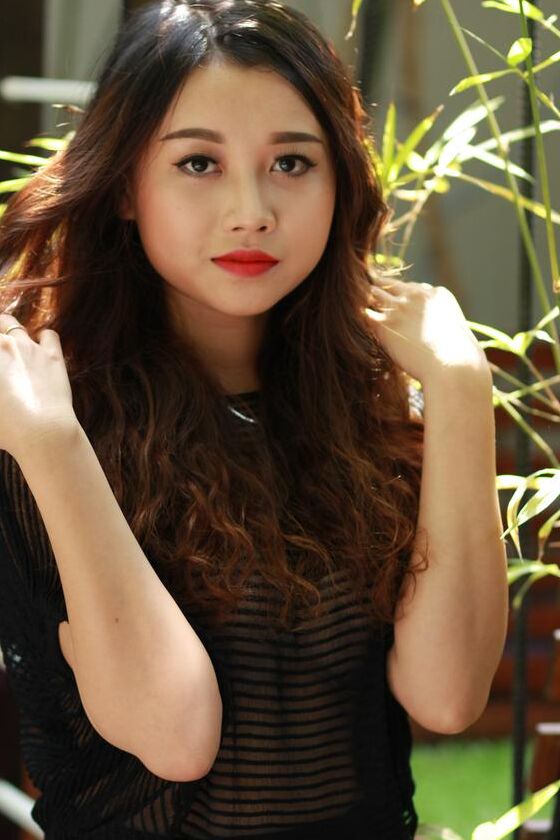 21P Belle fille asiatique montre son petit corps vêtue d'une robe noire sexy