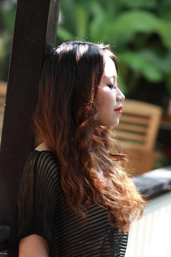 21P Belle fille asiatique montre son petit corps vêtue d'une robe noire sexy