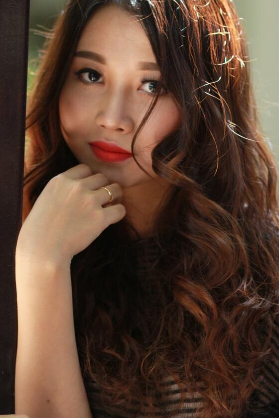 21P Belle fille asiatique montre son petit corps vêtue d'une robe noire sexy