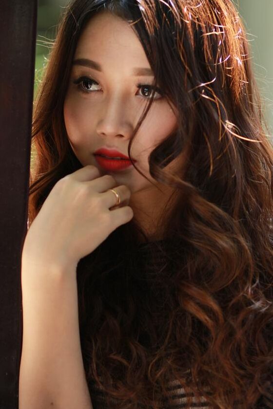 21P Belle fille asiatique montre son petit corps vêtue d'une robe noire sexy
