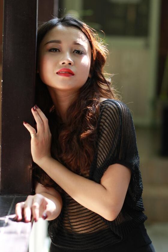 21P Belle fille asiatique montre son petit corps vêtue d'une robe noire sexy