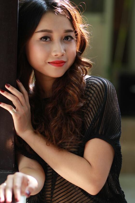 21P Belle fille asiatique montre son petit corps vêtue d'une robe noire sexy