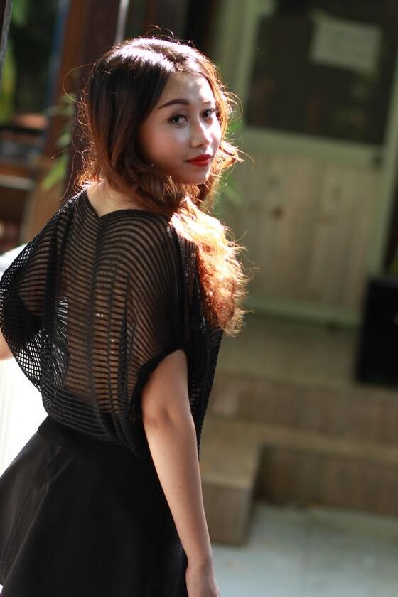 21P Belle fille asiatique montre son petit corps vêtue d'une robe noire sexy