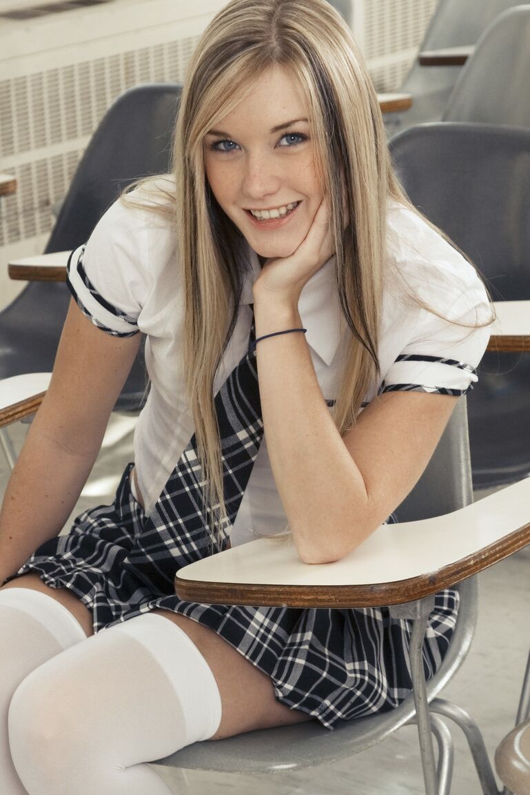 15P Loira aluna tira o uniforme enquanto usa meias brancas